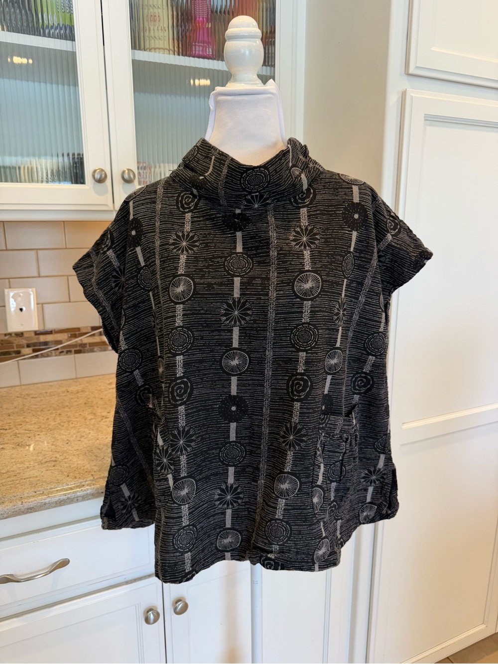 Yaza Black Short-Sleeve Patterned Funnel Neck Top M/L